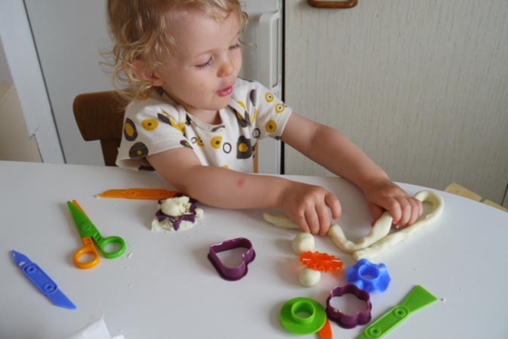 activite-sensorielle-avec-enfants-en-ete-montessori-creme-maizena-pate-a-modeler-maison-serpent