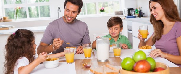 petit-dejeuner-famille-table